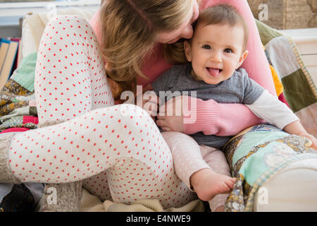 Mère embrassant bébé fille (6-11 mois) Banque D'Images