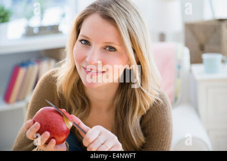 Woman peeling apple Banque D'Images