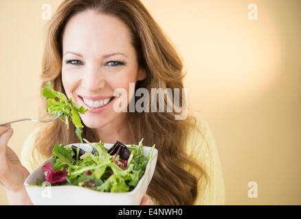 Portrait of woman eating salad Banque D'Images