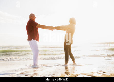 USA, Floride, Jupiter, Senior couple dancing on beach Banque D'Images