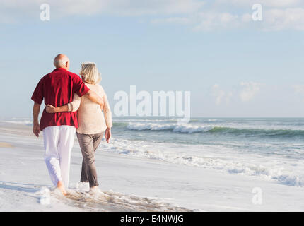 USA, Floride, Jupiter, Senior couple walking on beach Banque D'Images