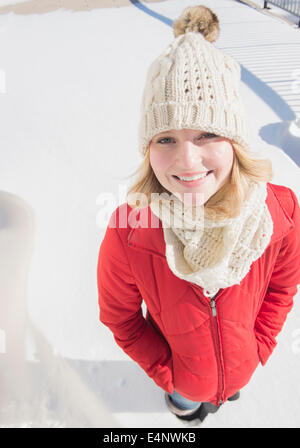 Portrait of young woman wearing Knit hat en hiver Banque D'Images