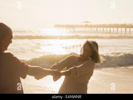 USA, Floride, Jupiter, Senior couple dancing on beach Banque D'Images