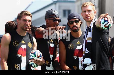 Document - Berlin, Allemagne. 15 juillet, 2014. Ron-Robert Zieler, Jerome Boateng, Sami Khedira et P. Mertesacker célébrer sur scène à l'équipe allemande de la cérémonie de la victoire 15 juillet 2014 à Berlin, Allemagne. L'Allemagne a gagné la Coupe du Monde de la FIFA, Brésil 2014 match contre l'Argentine à Rio de Janeiro le 13 juillet. Photo : Alex Grimm/Bongarts/Getty Images/DFB/dpa/Alamy Live News Banque D'Images