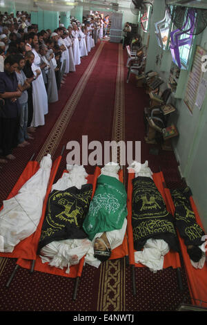 La bande de Gaza. 15 juillet, 2014. Palestiniens prier sur le corps de membres de la famille Eid el-Cheikh au cours de leur enterrement dans le sud de la bande de Gaza ville de Rafah le 15 juillet 2014. Les membres de la famille Eid el-Cheikh ont été tués dans une frappe aérienne israélienne sur leur maison à Rafah. Credit : Khaled Omar/Xinhua/Alamy Live News Banque D'Images