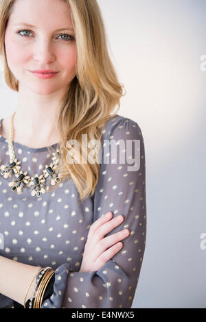 Portrait of attractive blonde woman with arms crossed Banque D'Images