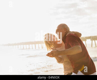 USA, Floride, Jupiter, Senior couple dancing on beach Banque D'Images