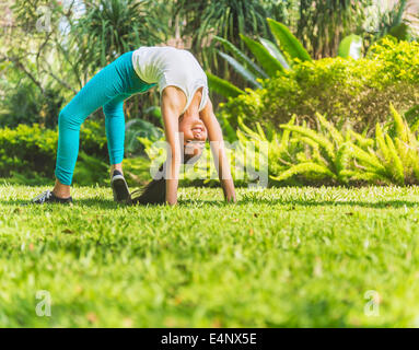 Girl (8-9) faisant back bend Banque D'Images