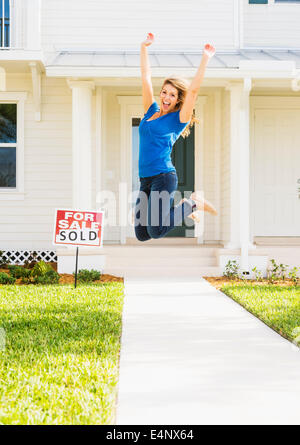 USA, Floride, Jupiter, femme de sauter devant un nouvelle maison Banque D'Images