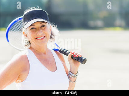 Portrait of senior woman on court de tennis Banque D'Images