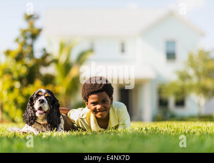 USA, Floride, Jupiter, Portrait of Girl (6-7) with dog Banque D'Images