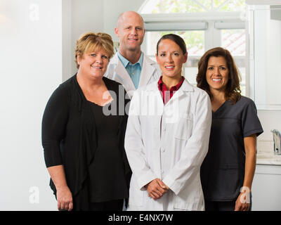 Portrait de dentistes et assistants Banque D'Images