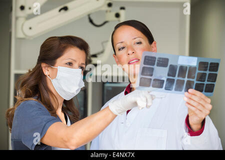 Dentiste et assistante à la recherche à x-ray Banque D'Images