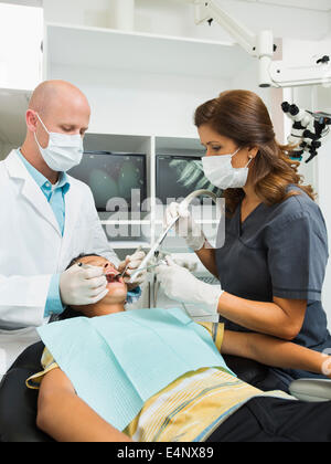 Boy (10-11) at dentist's office Banque D'Images