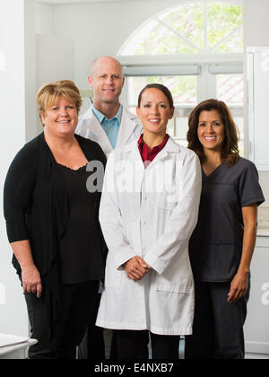 Portrait de dentistes et assistants Banque D'Images