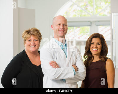 Portrait de dentiste et assistants Banque D'Images