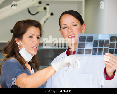 Dentiste et assistante à la recherche à x-ray Banque D'Images