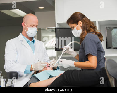 Opération sur patient dentiste Banque D'Images