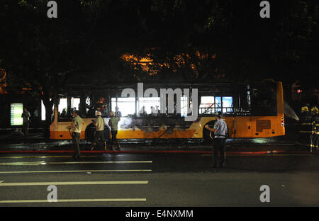 Guangzhou. 15 juillet, 2014. Photo prise le 15 juillet 2014 présente le bus brûlé à Guangzhou, capitale du sud de la province chinoise du Guangdong. Deux personnes sont mortes et 25 ont été blessées dans une explosion de bus à Guangzhou mardi soir, a annoncé la police. Credit : Liang Xu/Xinhua/Alamy Live News Banque D'Images