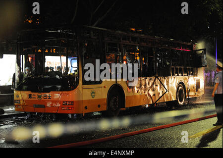 Guangzhou. 15 juillet, 2014. Photo prise le 15 juillet 2014 présente le bus brûlé à Guangzhou, capitale du sud de la province chinoise du Guangdong. Deux personnes sont mortes et 25 ont été blessées dans une explosion de bus à Guangzhou mardi soir, a annoncé la police. Credit : Liang Xu/Xinhua/Alamy Live News Banque D'Images