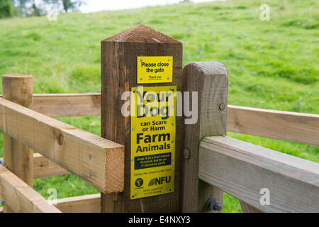 Un avis informant les propriétaires de chiens de les tenir en laisse pour ne pas effrayer les animaux de ferme en Hopesay, Shropshire, Angleterre. Banque D'Images