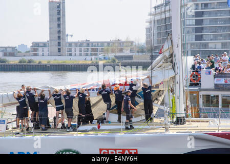 London, UK, 12/07/2014 : plus long au monde et l'océan le plus difficile défi d'endurance se termine à Londres avec un défilé de la voile . 270, l'équipage international amateur retour sur douze 70ft yachts dans un défilé de naviguer jusqu'à la Tamise Tower Bridge. Les équipages à Londres après dix mois et demi, la voile le plus grand des océans, la plupart des conditions à distance sur six continents dans l'un des défis d'endurance les plus difficiles de la planète. La famille, les amis et spectateurs étaient alignés sur la Tamise jusqu'à voir le parc Page d'accueil. C'est la première fois que Londres a accueilli à la fois le début et la fin d'une compétition de voile au mondial.. Photo par Julie Edwards Banque D'Images