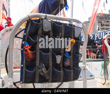 London, UK, 12/07/2014 : plus long au monde et l'océan le plus difficile défi d'endurance se termine à Londres avec un défilé de la voile . 270, l'équipage international amateur retour sur douze 70ft yachts dans un défilé de naviguer jusqu'à la Tamise Tower Bridge. Les équipages à Londres après dix mois et demi, la voile le plus grand des océans, la plupart des conditions à distance sur six continents dans l'un des défis d'endurance les plus difficiles de la planète. La famille, les amis et spectateurs étaient alignés sur la Tamise jusqu'à voir le parc Page d'accueil. C'est la première fois que Londres a accueilli à la fois le début et la fin d'une compétition de voile au mondial.. Photo par Julie Edwards Banque D'Images