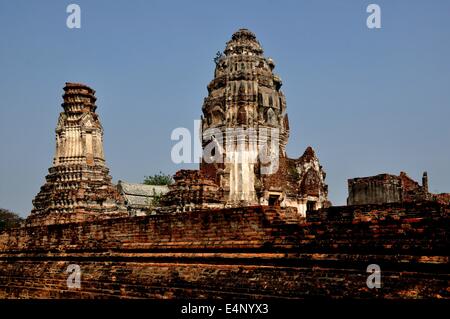 LOPBURI, THAÏLANDE : deux grands prangs construits en brique et en pierre au 13ème siècle le Khmer Wat Phra Sri Mahathat Rattahana Banque D'Images