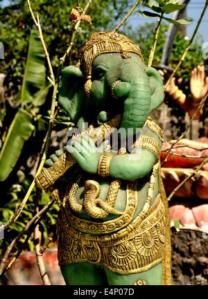 Bang Saen, Thaïlande : statue du dieu éléphant hindou Ganesha jouant de la flûte dans les jardins du Wat Saen Suk Banque D'Images