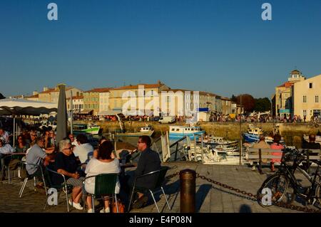 Quai des cafés à Saint Martin de Ré sur l'Ile de Ré. Région de France. Banque D'Images