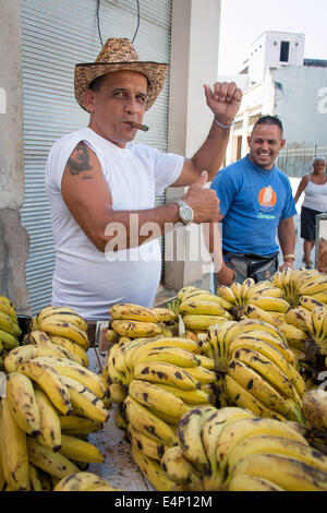 Alors que les bananes de vente homme fumant un cigare et montrant de Che Guevara tatouage sur son bras, La Habana Vieja (la vieille Havane), La Havane, Cuba Banque D'Images