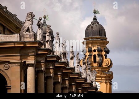 Statues de la résidence et les tours de l'Theatine Église Saint Cajetan, Munich, Bavière, Allemagne Banque D'Images