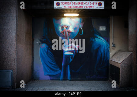 Murale Graffiti d'une femme avec le doigt sur ses lèvres rouges montrant hush, street art à Barcelone, Catalogne, Espagne Banque D'Images