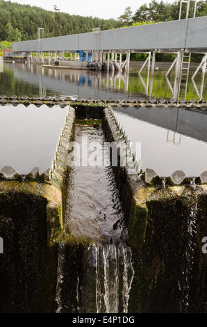 Dernière étape de traitement de l'eau Eaux usées filtration sédimentation. L'écoulement de l'eau potable. Banque D'Images