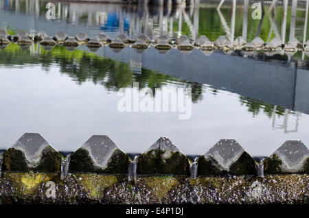 Libre de la dernière étape de traitement de l'eau Eaux usées filtration sédimentation. L'écoulement de l'eau potable. Banque D'Images