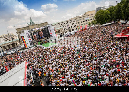 Berlin, Allemagne. 15 juillet, 2014. Des milliers de fans réunis devant la scène pour célébrer l'équipe nationale de soccer au cours de la réception de bienvenue l'équipe devant la porte de Brandebourg, Berlin, Allemagne, 15 juillet 2014. L'équipe allemande a remporté le Brésil 2014 finale de la Coupe du Monde de soccer de la FIFA contre l'Argentine par 1-0 le 13 juillet 2014, remportant le titre de Coupe du monde pour la quatrième fois après 1954, 1974 et 1990. Dpa : Crédit photo alliance/Alamy Live News Banque D'Images