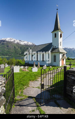 Kirche und Friedhof, Lustrafjorden, lustre, Sogn og Fjordane Fylke, Norwegen Banque D'Images