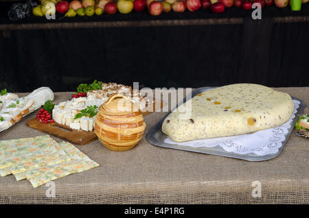 Grand morceau de fromage blanc bio faits maison avec des fruits et du pavot sur la table Banque D'Images