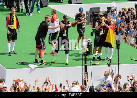 Berlin, Allemagne. 15 juillet, 2014. Jerome Boateng, Manuel Neuer, Lukas Podolski, p. Mertesacker et Thomas Mueller du football allemand au cours de la réception de l'équipe nationale allemande lors de la soi-disant 'Fan Meile' à la porte de Brandebourg à Berlin, Allemagne, 15 juillet 2014. Dpa : Crédit photo alliance/Alamy Live News Banque D'Images