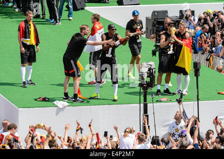 Berlin, Allemagne. 15 juillet, 2014. Jerome Boateng, Manuel Neuer, Lukas Podolski, p. Mertesacker et Thomas Mueller du football allemand au cours de la réception de l'équipe nationale allemande lors de la soi-disant 'Fan Meile' à la porte de Brandebourg à Berlin, Allemagne, 15 juillet 2014. Dpa : Crédit photo alliance/Alamy Live News Banque D'Images