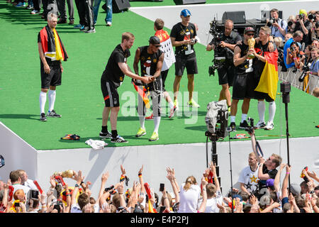 Berlin, Allemagne. 15 juillet, 2014. Jerome Boateng, Manuel Neuer, Lukas Podolski, p. Mertesacker et Thomas Mueller du football allemand au cours de la réception de l'équipe nationale allemande lors de la soi-disant 'Fan Meile' à la porte de Brandebourg à Berlin, Allemagne, 15 juillet 2014. Dpa : Crédit photo alliance/Alamy Live News Banque D'Images