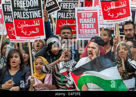 Londres, Royaume-Uni. 15 juillet, 2014. Des milliers de manifestants pro-Palestiniens se rassemblent en face de la BBC Broadcasting House à Londres. Les manifestants sont en colère à l'allégation de partialité dans la couverture de la BBC du récent conflit. Credit : Pete Maclaine/Alamy Live News Banque D'Images