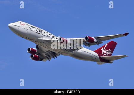 Boeing 747 jumbo jet exploité par Virgin Atlantic escalade après le décollage de l'aéroport London Heathrow Banque D'Images