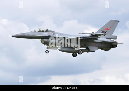 General Dynamics F-16AM Fighting Falcon exploités par l'Armée de l'air norvégienne de l'approche à l'atterrissage à RAF Fairford Banque D'Images