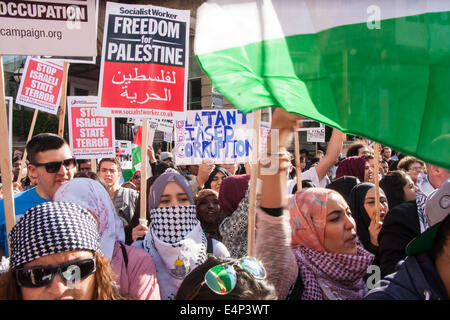 Londres, Royaume-Uni. 15 juillet, 2014. Les Palestiniens et leurs partisans manifester devant le siège de la BBC contre un prétendu parti pris pro-israélien dans leur couverture des affaires palestiniennes. Crédit : Paul Davey/Alamy Live News Banque D'Images