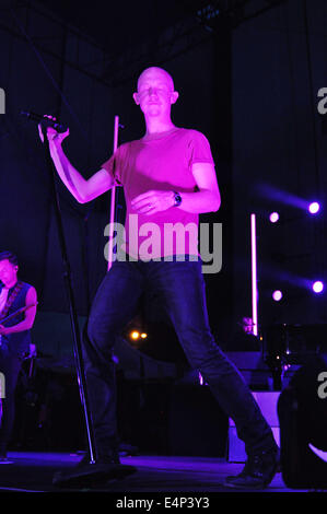 Raleigh, NC, USA. 14 juillet, 2014. ISAAC SLADE chanteur du groupe de rock "La mêlée à l' amphithéâtre Red Hat. © Tina Fultz/ZUMA/Alamy Fil Live News Banque D'Images