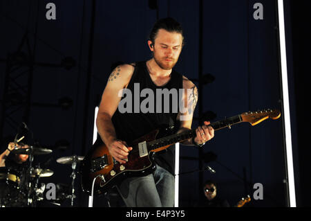 Raleigh, NC, USA. 14 juillet, 2014. Musicien DAVE WELSH du groupe de rock "La mêlée à l' amphithéâtre Red Hat. © Tina Fultz/ZUMA/Alamy Fil Live News Banque D'Images