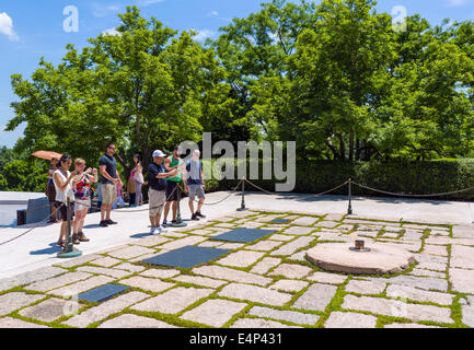 Les touristes de prendre des photos de flamme éternelle à John F Kennedy de la tombe, du Cimetière National d'Arlington, Arlington, Virginia, USA Banque D'Images