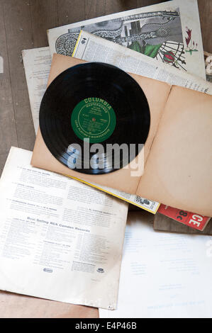 Vieux disque vinyle à gauche sur le plancher d'une maison abandonnée. Banque D'Images