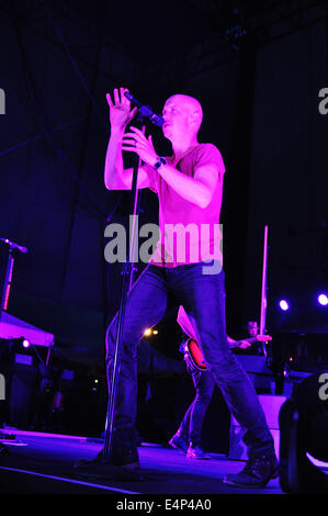 Raleigh, NC, USA. 14 juillet, 2014. ISAAC SLADE chanteur du groupe de rock "La mêlée à l' amphithéâtre Red Hat. © Tina Fultz/ZUMA/Alamy Fil Live News Banque D'Images